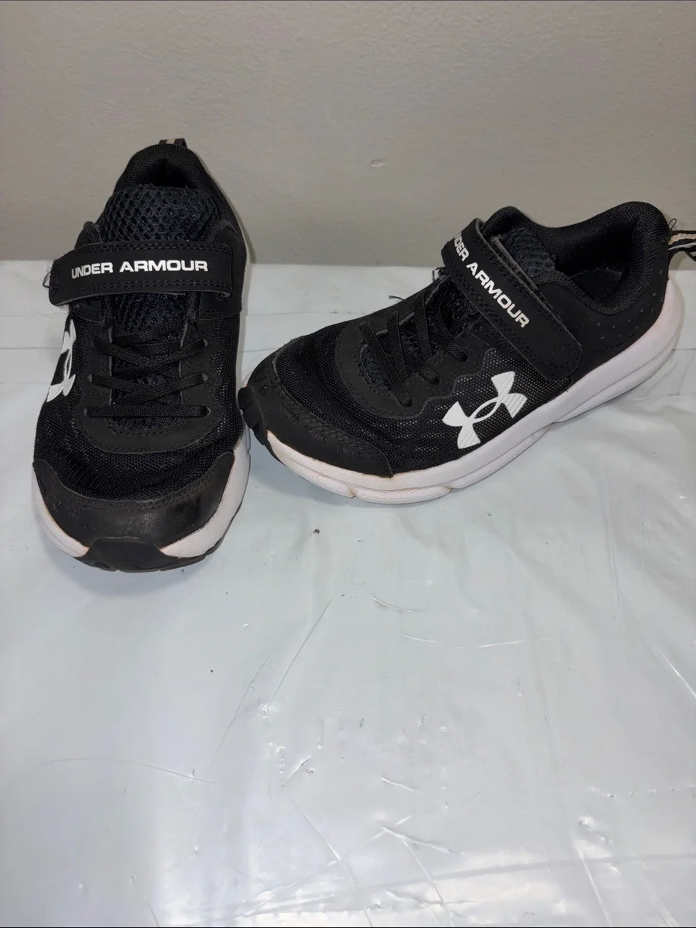 Kids Under Armour Assert charged 10 Running Shoe size 1Y